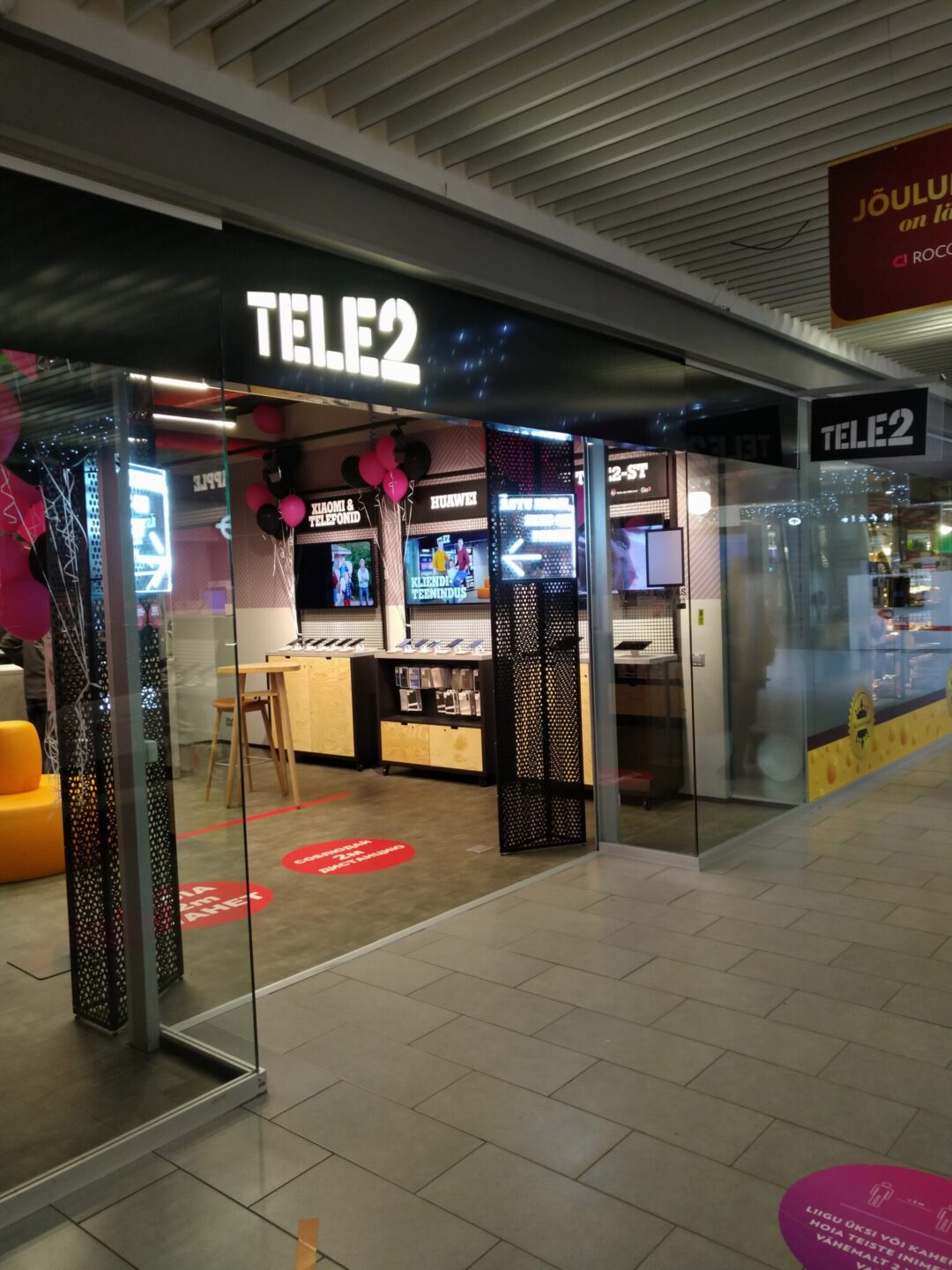 Tele2 esindused Tartu Lõunakeskuses, Kuressaares, Rocca al Mare ning Kristiine keskustes